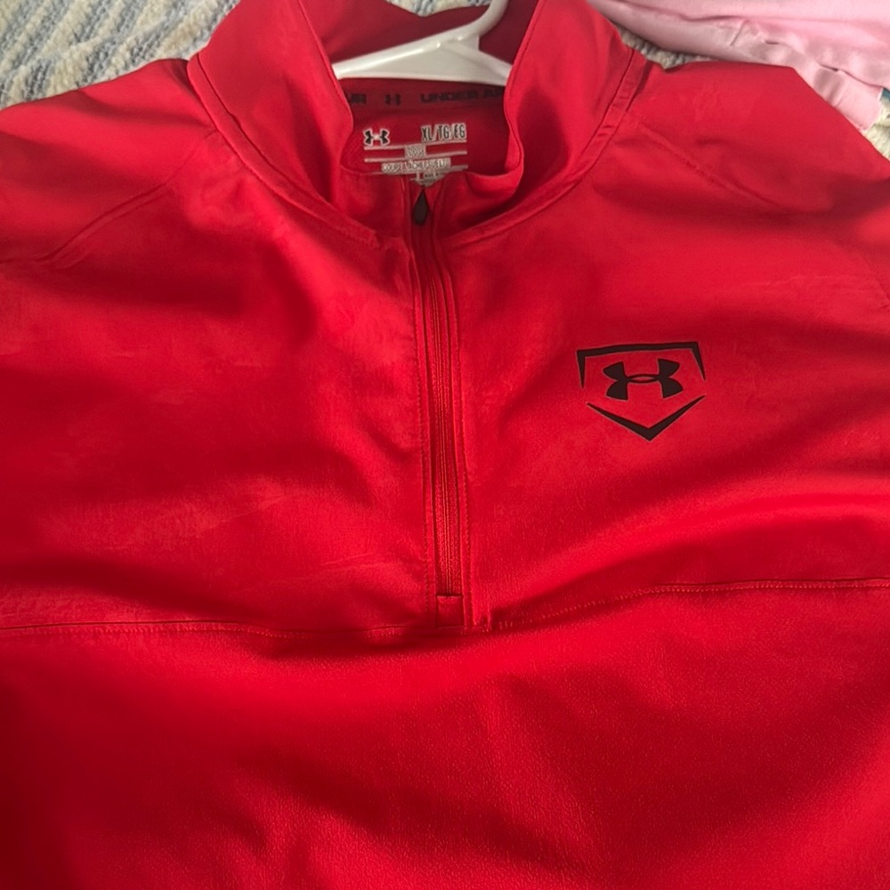 Under Armour Red Loose Coupe Pullover. XL.